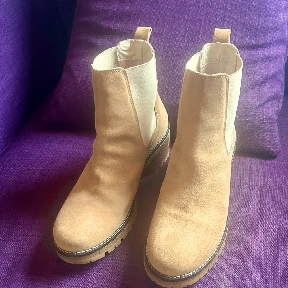 Like new tan Chelsea boots! Size 7.5.